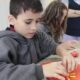 Criança em atividade de modelagem com massinha na APAE Jundiaí, desenvolvendo habilidades motoras e criatividade em ambiente educativo