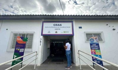 Centro de Referência da Assistência Social (CRAS) Oeste em Jundiaí, mostrando entrada principal com banners informativos e uma pessoa na porta.