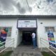 Centro de Referência da Assistência Social (CRAS) Oeste em Jundiaí, mostrando entrada principal com banners informativos e uma pessoa na porta.