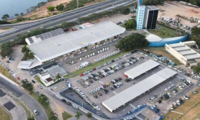 Vista aérea da DAE Jundiaí com amplo estacionamento cheio de carros.