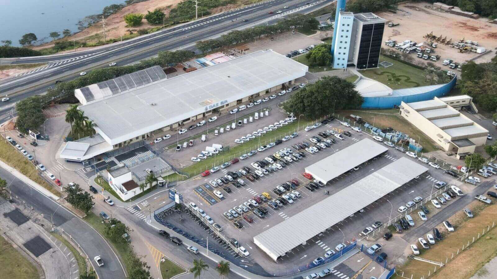 Vista aérea da DAE Jundiaí com amplo estacionamento cheio de carros.