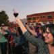 Pessoas brindando com taças de vinho no evento "Dia do Vinho" no Espaço Expressa, em Jundiaí