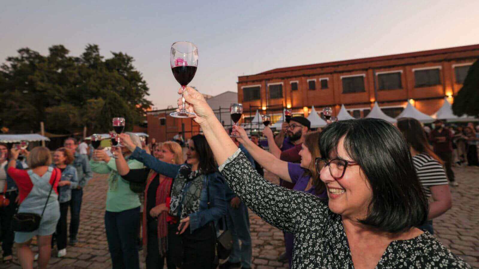 Pessoas brindando com taças de vinho no evento "Dia do Vinho" no Espaço Expressa, em Jundiaí