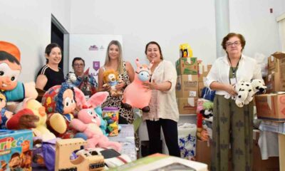 Voluntárias do Fundo Social de Jundiaí organizam brinquedos doados para crianças afetadas pelas enchentes no Rio Grande do Sul.
