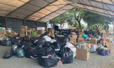 Ponto de coleta em Jundiaí repleto de doações de roupas e mantimentos destinados às vítimas de enchentes no Rio Grande do Sul.