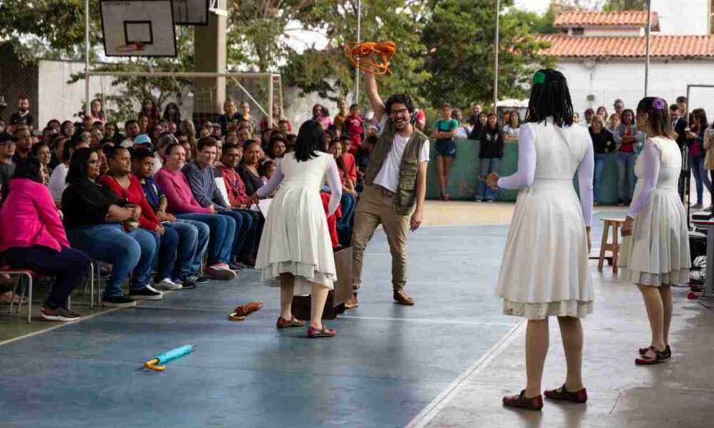 Alunos da EMEB Luzia Francisca apresentam peça teatral "Eu Tenho Voz" para idosos no CECE Mário Milani, promovendo integração.