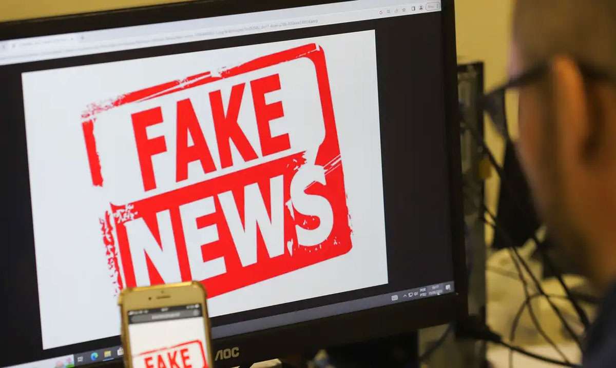 Tela de monitor com a mensagem de Fake News