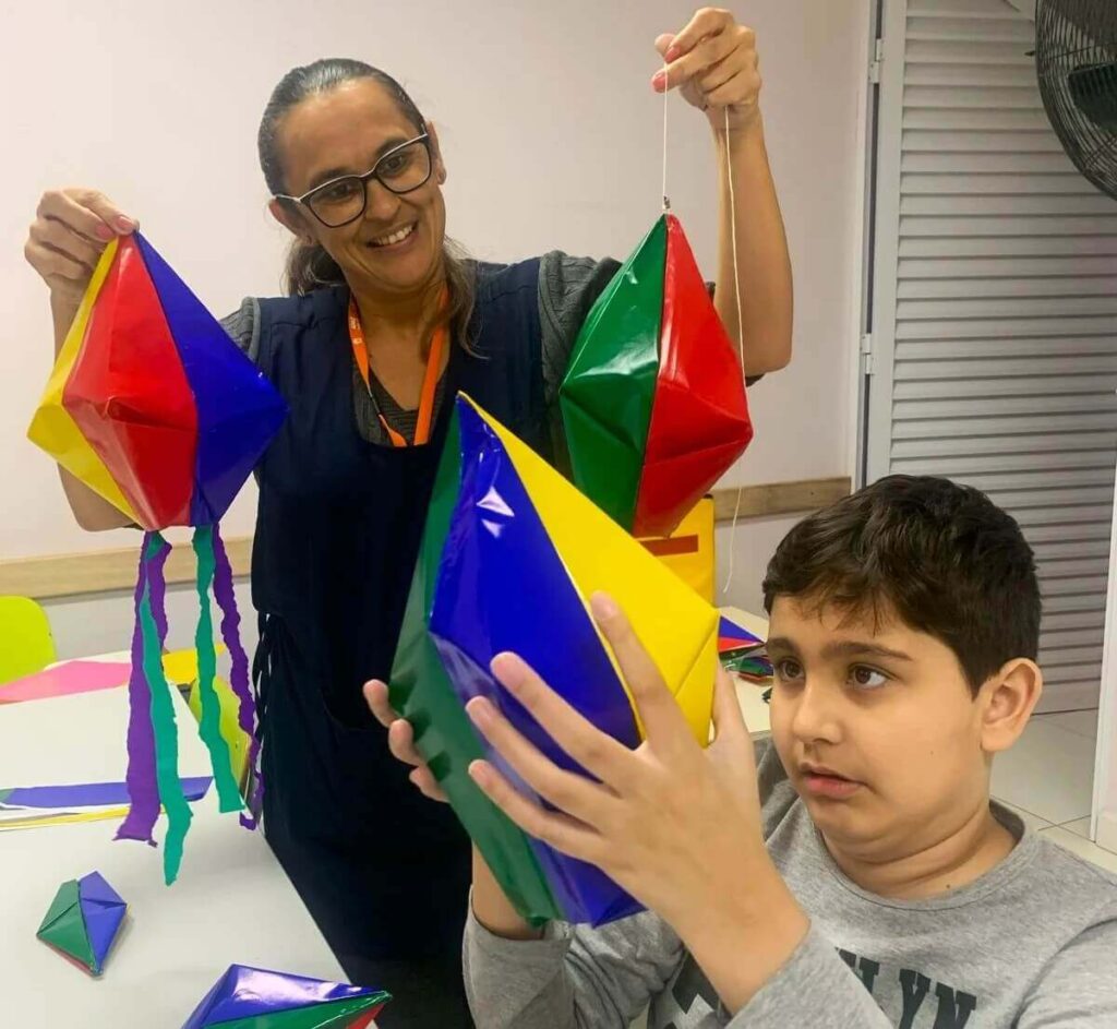 Professora e aluno confeccionam balões coloridos para festa junina na APAE Jundiaí