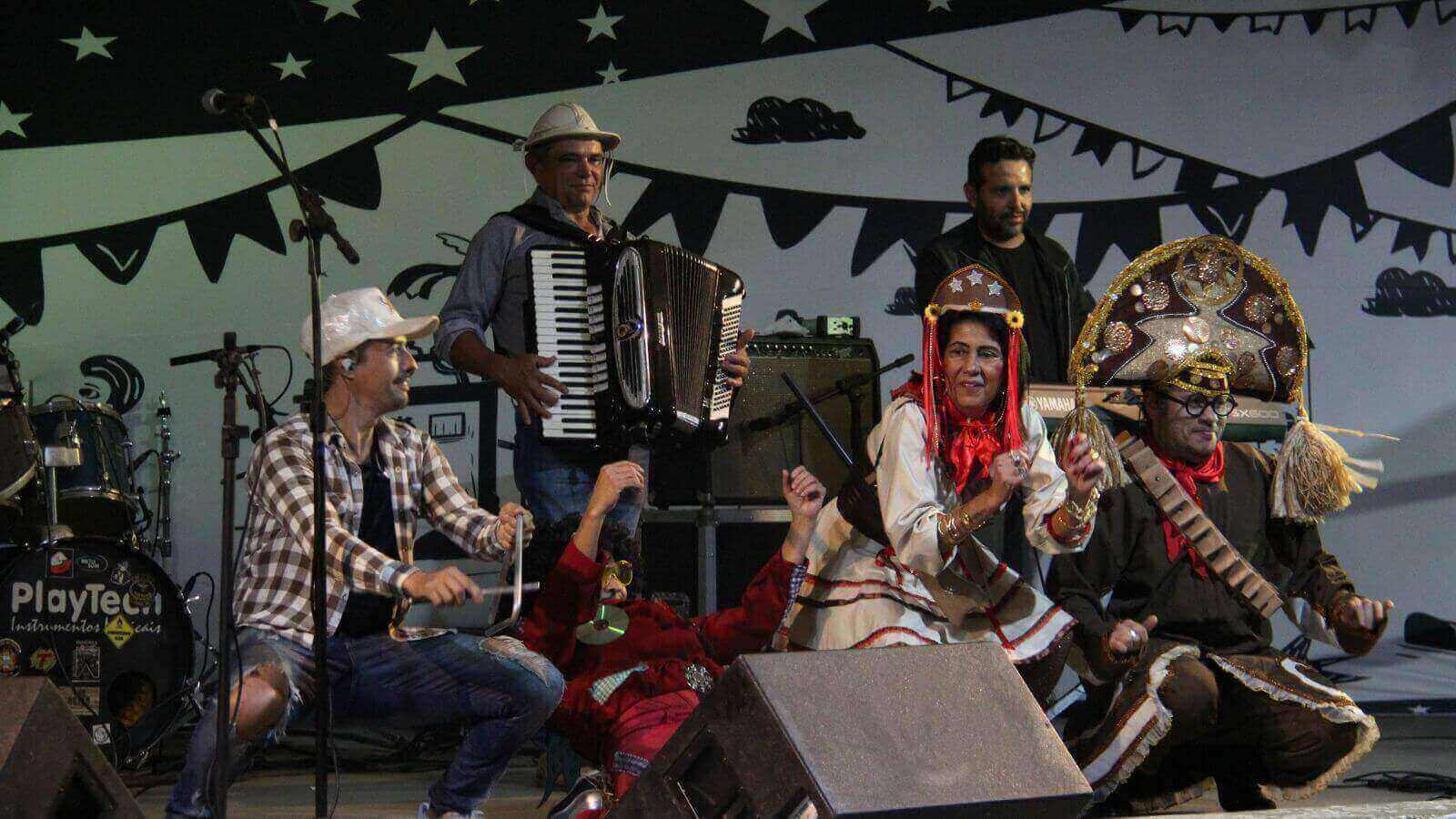 Apresentação cultural com música e dança em festa nordestina em Campo Limpo Paulista
