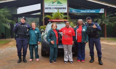 Guardas de Campo Limpo Paulista posam com participantes dos Jogos da Melhor Idade em frente ao Hotel e Pesqueiro Morada do Verde.