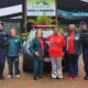 Guardas de Campo Limpo Paulista posam com participantes dos Jogos da Melhor Idade em frente ao Hotel e Pesqueiro Morada do Verde.