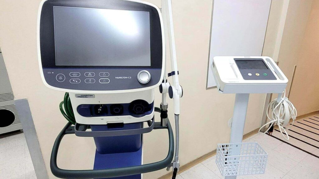 Ventilador mecânico Hamilton-C3 em uma sala do Hospital São Vicente de Paulo, utilizado para suporte respiratório aos pacientes.
