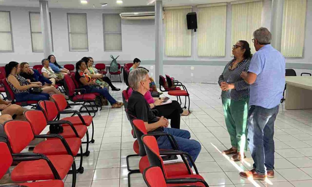 Reunião de pequenos empreendedores no auditório de Jundiaí para discutir o projeto "Jundiaí Feito à Mão", promovendo artesanato local.