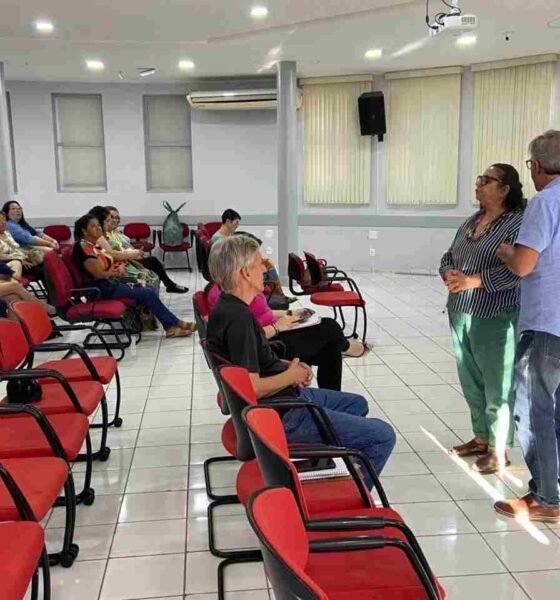 Reunião de pequenos empreendedores no auditório de Jundiaí para discutir o projeto "Jundiaí Feito à Mão", promovendo artesanato local.