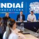 Autoridades de Jundiaí em reunião com representantes do Reino Unido sob um banner azul da prefeitura da cidade.