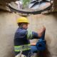 Trabalhador da DAE Jundiaí realiza manutenção em tubulação subterrânea como parte do programa de caça a vazamentos