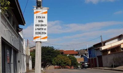 Poste com placa sobre alteração de direção de rua no bairro Cidade Nova I, em Jundiaí