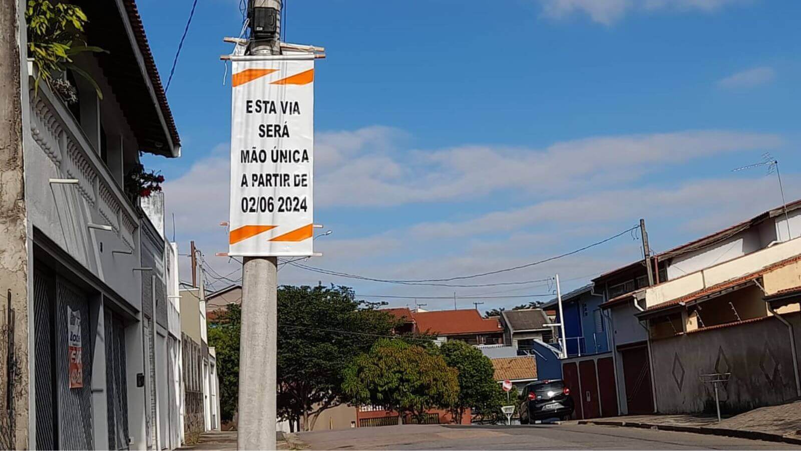 Poste com placa sobre alteração de direção de rua no bairro Cidade Nova I, em Jundiaí