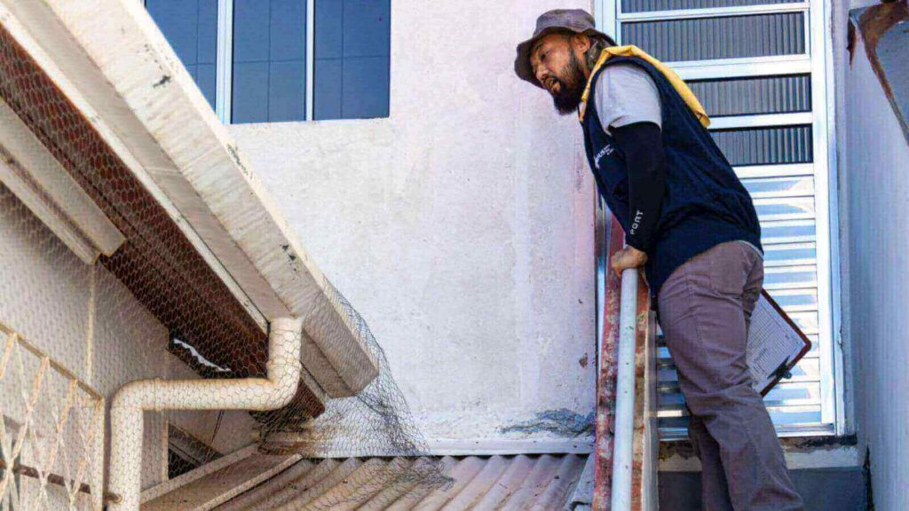 Agente de saúde em Jundiaí inspeciona calhas e telhados para eliminar possíveis criadouros do mosquito Aedes aegypti