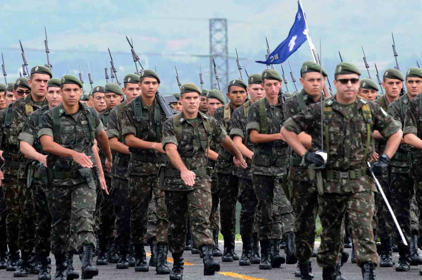 Soldados brasileiros marchando