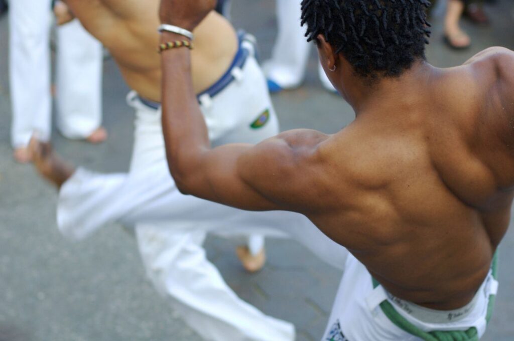 Aulas de capoeira são ministradas por profissionais experientes