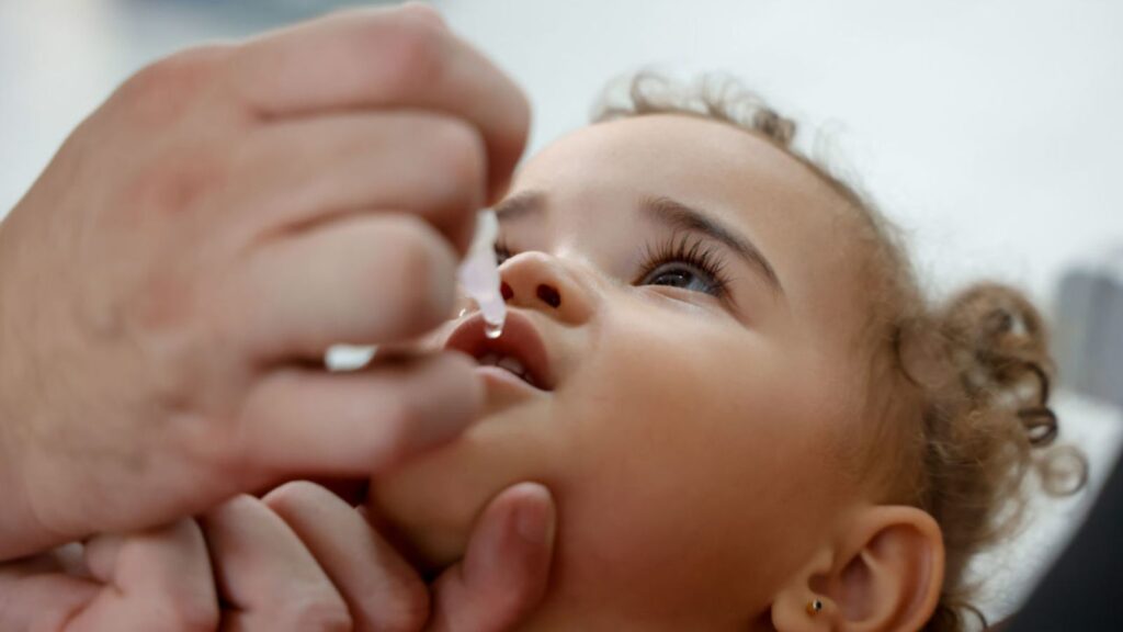 Criança recebendo vacinação contra paralisia infantil em Jundiaí