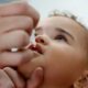 Criança recebendo vacinação contra paralisia infantil em Jundiaí