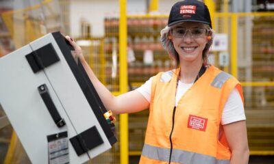Mulher que trabalha na Coca-Cola de Jundiaí, representando vagas de emprego para PCDs e mulheres na empresa