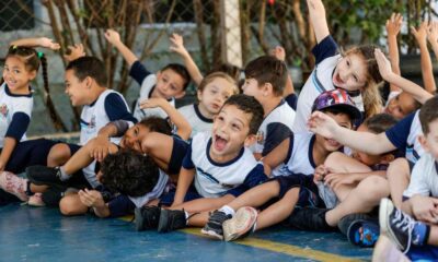 Crianças do Ensino Infantil de Jundiaí participando de atividades na quadra da escola