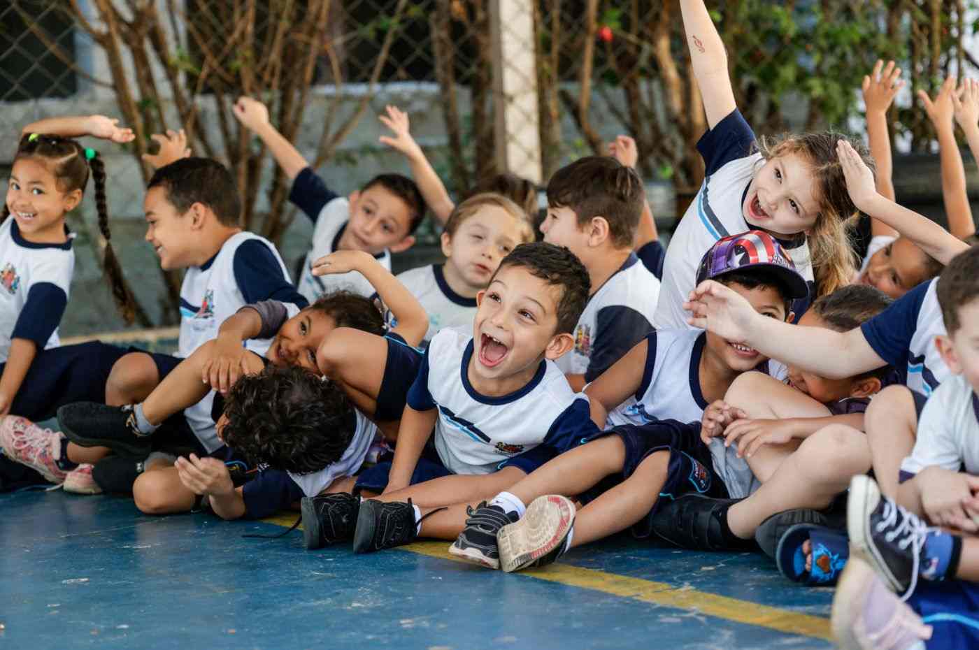 Crianças do Ensino Infantil de Jundiaí participando de atividades na quadra da escola