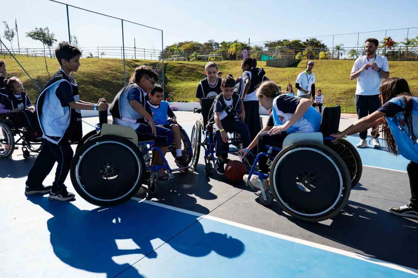Alunos da rede municipal de ensino de Jundiaí jogam futebol de cadeira de rodas