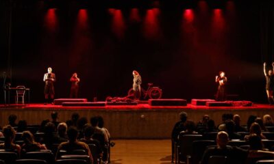 Atores no palco do Teatro Polytheama, em apresentação do Festeju