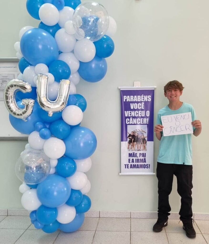 Menino celebra cura do câncer com sino da vitória no Grendacc de Jundiaí