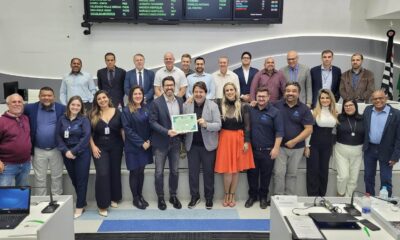 Parlamentares de Jundiaí e funcionários do Hospital São Vicente na Câmara dos Vereadores.