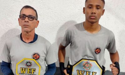Atleta de Kickboxing, Davy Fernando, ao lado de professor