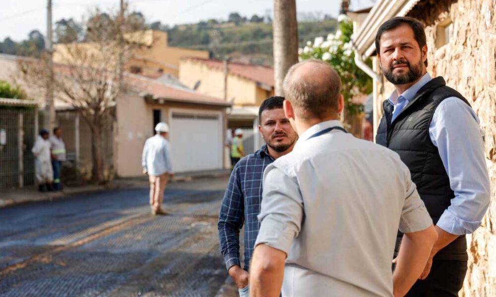 Prefeito de Jundiaí, Luiz Fernando Machado esteve no Jardim Danúbio para conferir o avanço nas obras de recapeamento