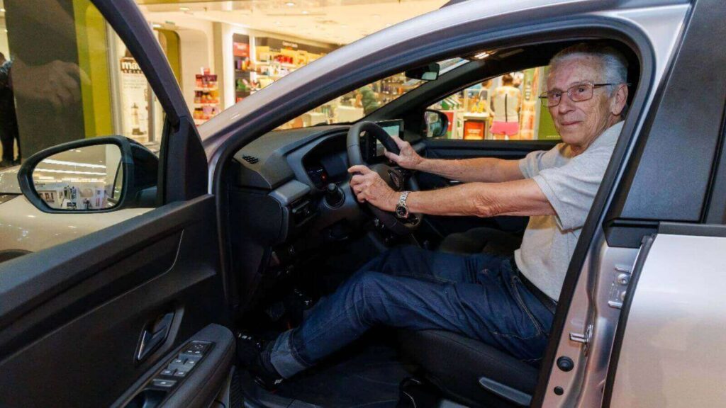 Homem idoso dentro de carro Renault Kardian 0km no Maxi Shopping Jundiaí