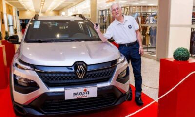 Homem idoso ao lado de carro Renault Kardian 0km no Maxi Shopping Jundiaí