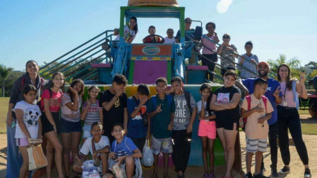 Crianças e idosas em brinquedo do Mundo das Crianças, em Jundiaí, participando do programa Mc Tour