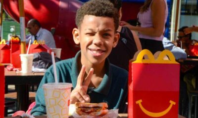 Menino em mesa do McDonald's de Jundiaí, participando do programa Mc Tour