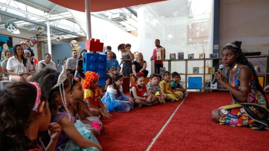 Miss Pérola Negra 2023 em ação com crianças em Jundiaí