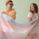 Pessoas transexuais segurando bandeira, STF retoma debate sobre atendimento de pessoas transexuais no SUS