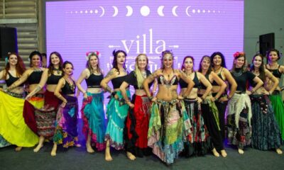 Dançarinas em frente a painel do evento Villa Mistika em Jundiaí