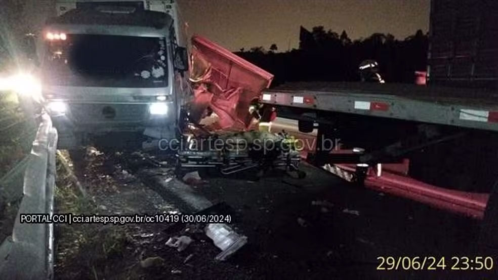 Caminhão colidido no acidente na Rodovia dos Bandeirantes em Jundiaí, com serviços de emergência atendendo à noite.