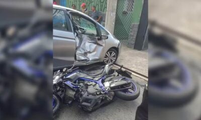 Acidente entre moto e carro em Jundiaí; veículo com lateral amassada e moto danificada.