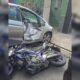 Acidente entre moto e carro em Jundiaí; veículo com lateral amassada e moto danificada.