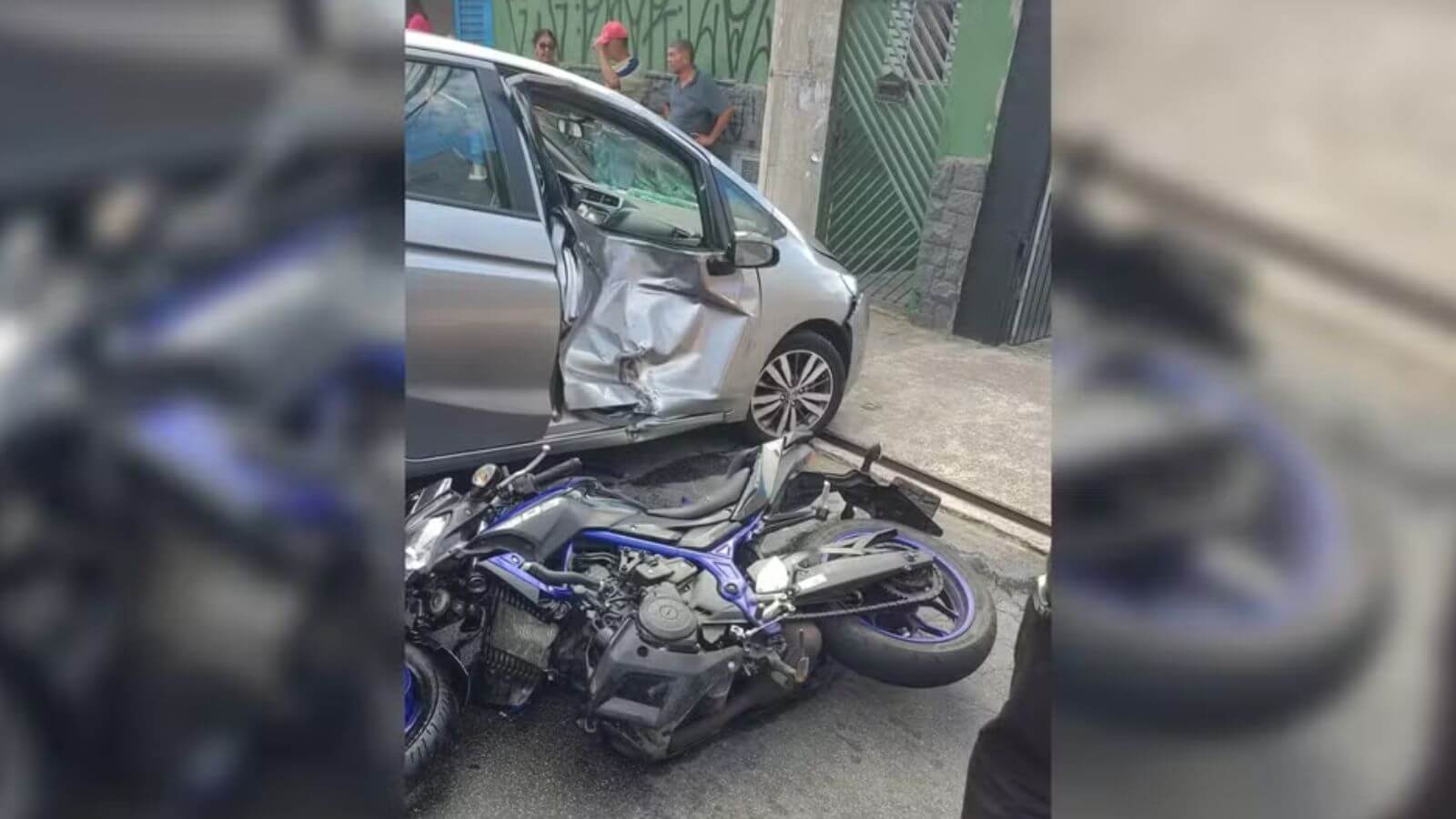 Acidente entre moto e carro em Jundiaí; veículo com lateral amassada e moto danificada.