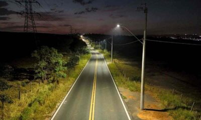 Iluminação noturna em estrada rural com lâmpadas de LED em Jundiaí, mostrando postes de luz modernos ao longo da via.