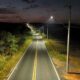 Iluminação noturna em estrada rural com lâmpadas de LED em Jundiaí, mostrando postes de luz modernos ao longo da via.