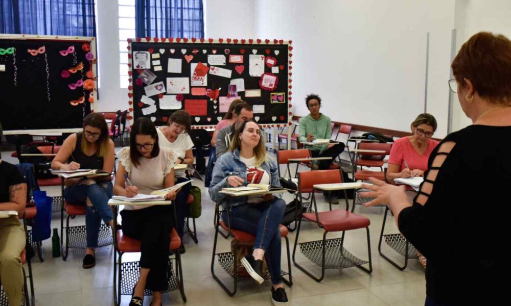 Alunos em sala de aula, no Centro de Línguas de Jundiaí